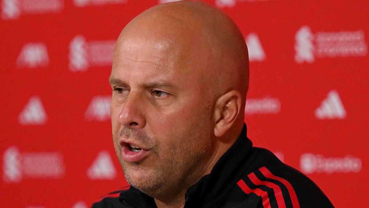 فابريزيو رومانو يحسم الجدل حول إقالة سلوت من تدريب ليفربول