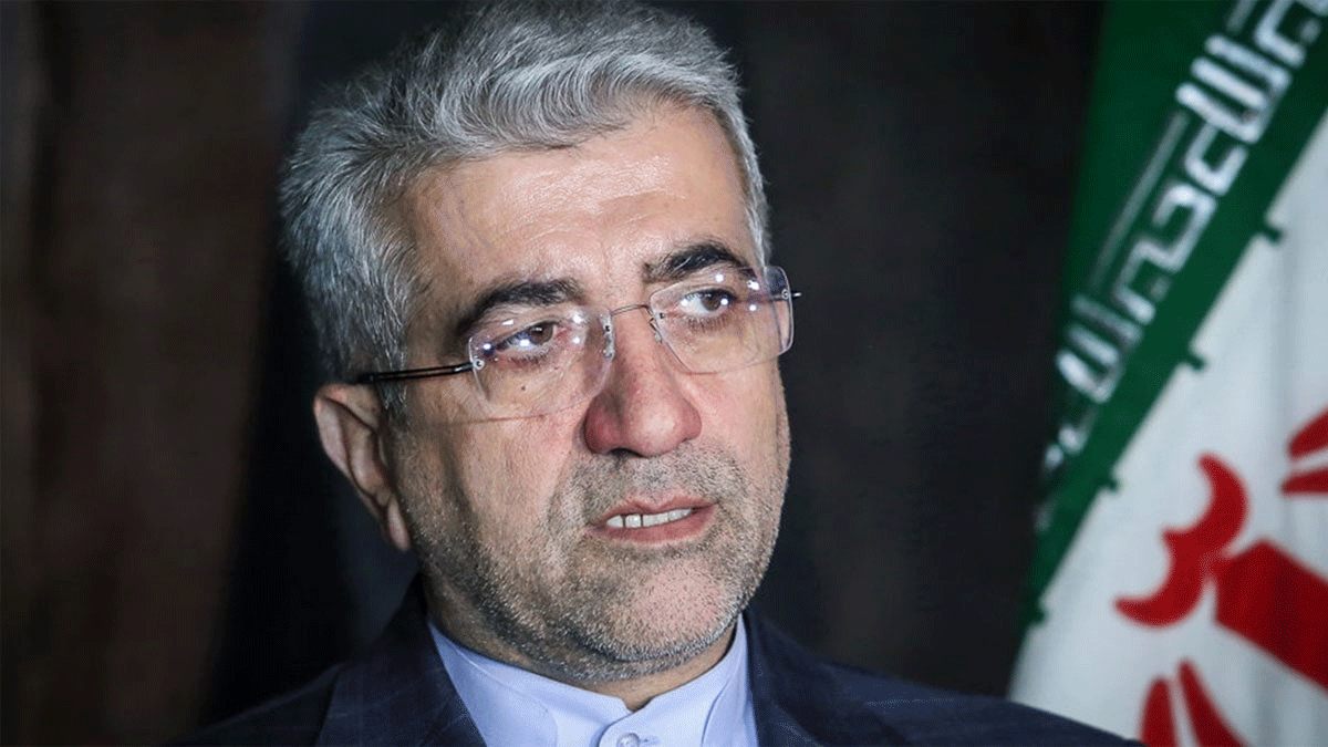 وزير إيراني يصل الدوحة حاملا رسالة من روحاني إلى أمير قطر