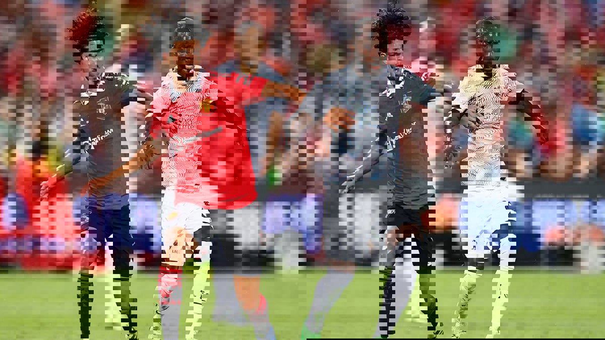 تألق زيدان إقبال قد يبعد مانشستر يونايتد عن سعيه لضم فرينكي دي يونغ