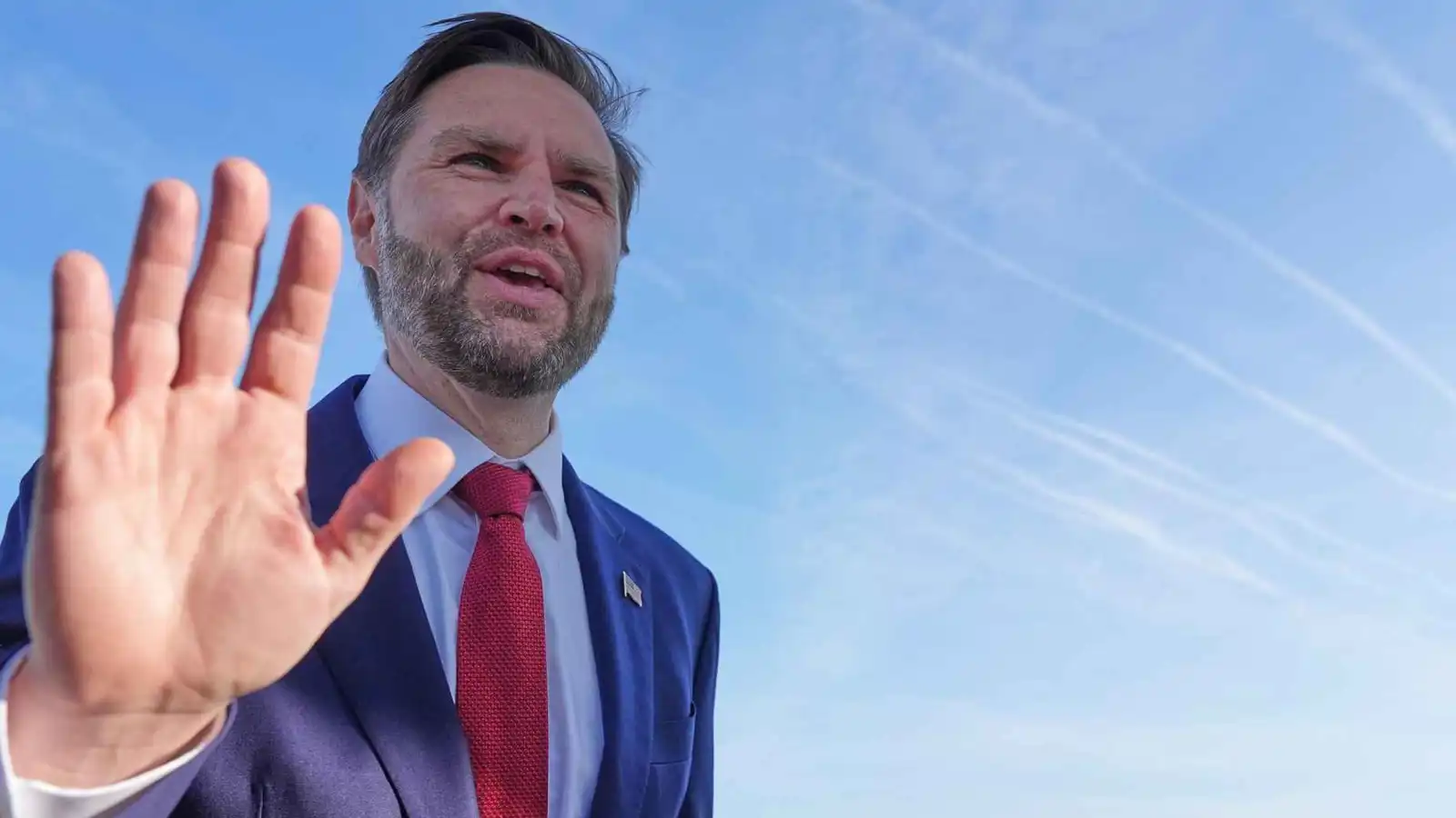 بعد جدل وتشكيك.. فانس يغادر إلى إسلام آباد