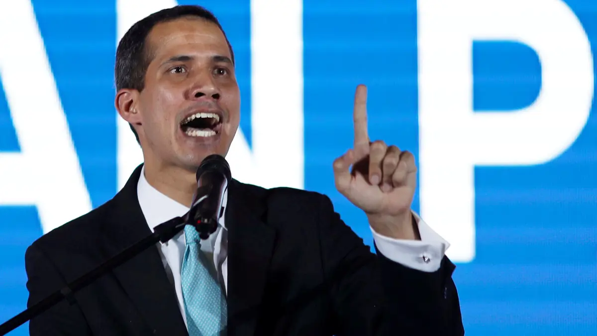 غوايدو يتعهد بإطاحة مادورو وسط تظاهرات لآلاف الفنزويليين