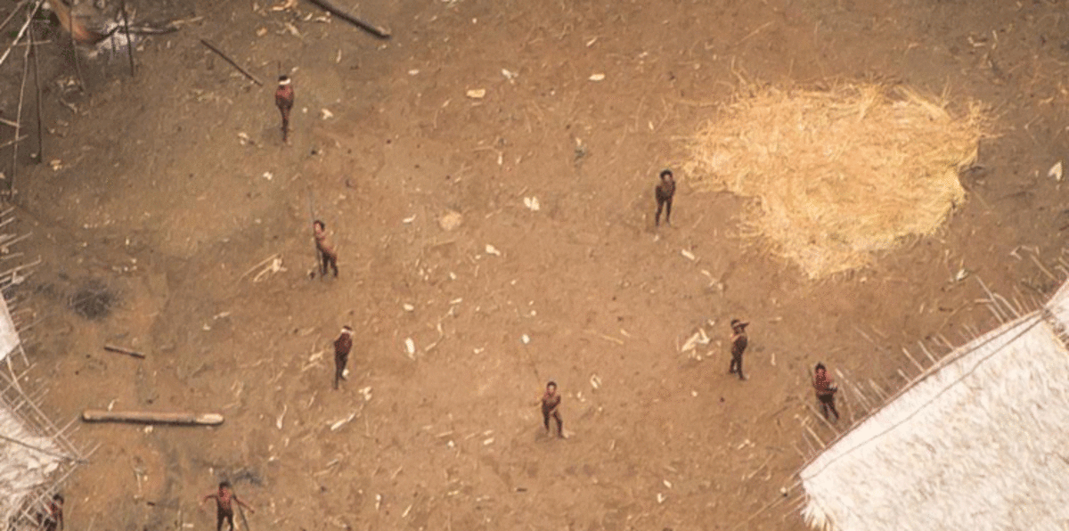 بالصور.. لقطات لا تصدق لقبيلة بدائية تعيش في مجاهل الأمازون