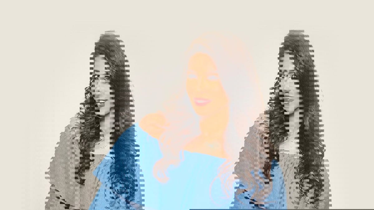 تدخين وحجاب في مكان عام.. السعودية إلهام علي تواجه انتقادات واسعة  ‎