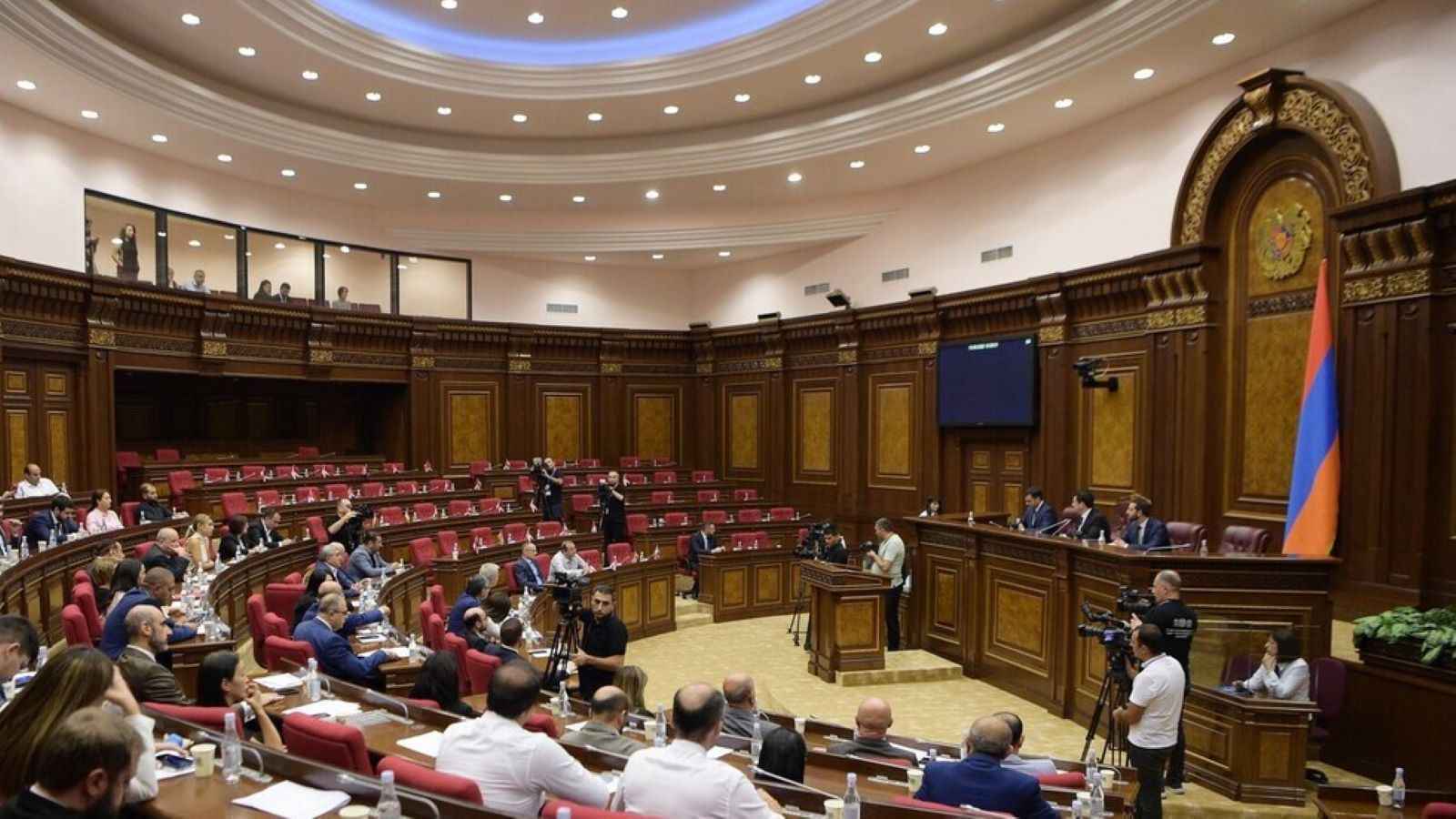 عراك عنيف داخل البرلمان الأرميني وسط تصاعد الأزمة السياسية (فيديو)