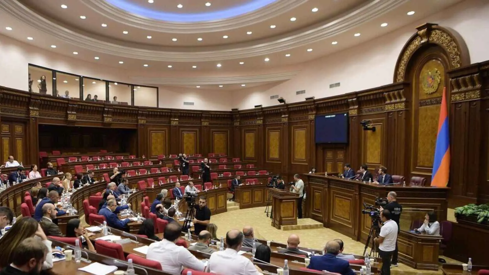 عراك عنيف داخل البرلمان الأرميني وسط تصاعد الأزمة السياسية (فيديو)