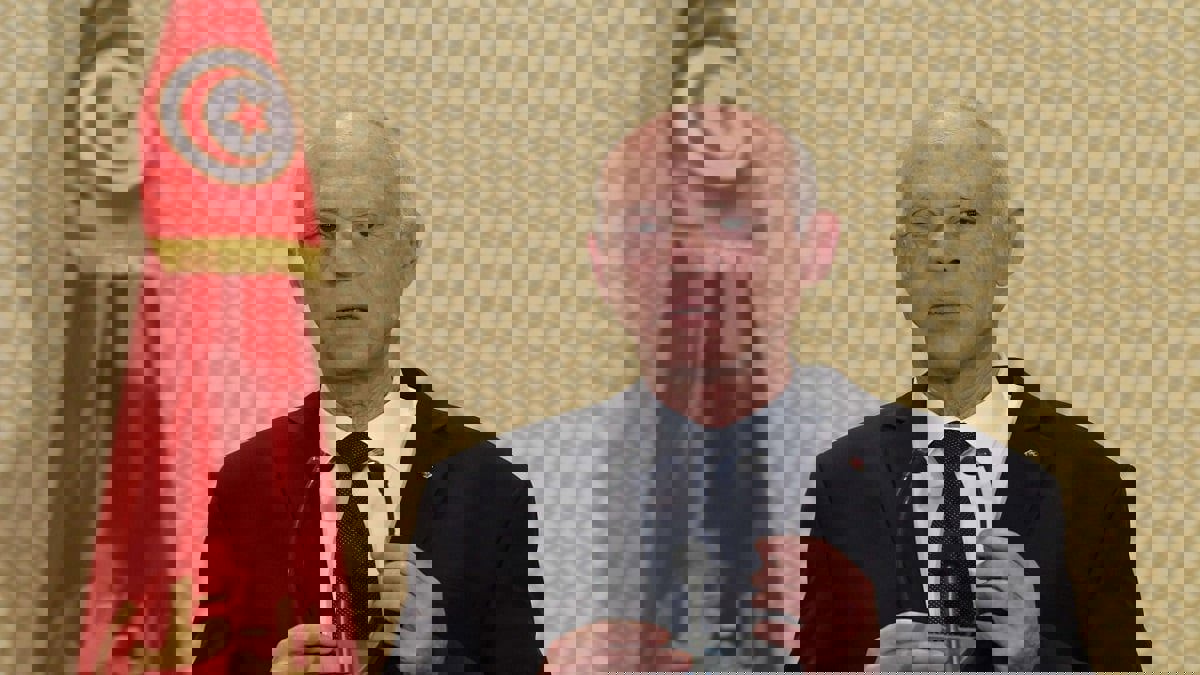 بعد صدامه مع النهضة.. مذيعان من قناة الجزيرة يهاجمان قيس سعيد