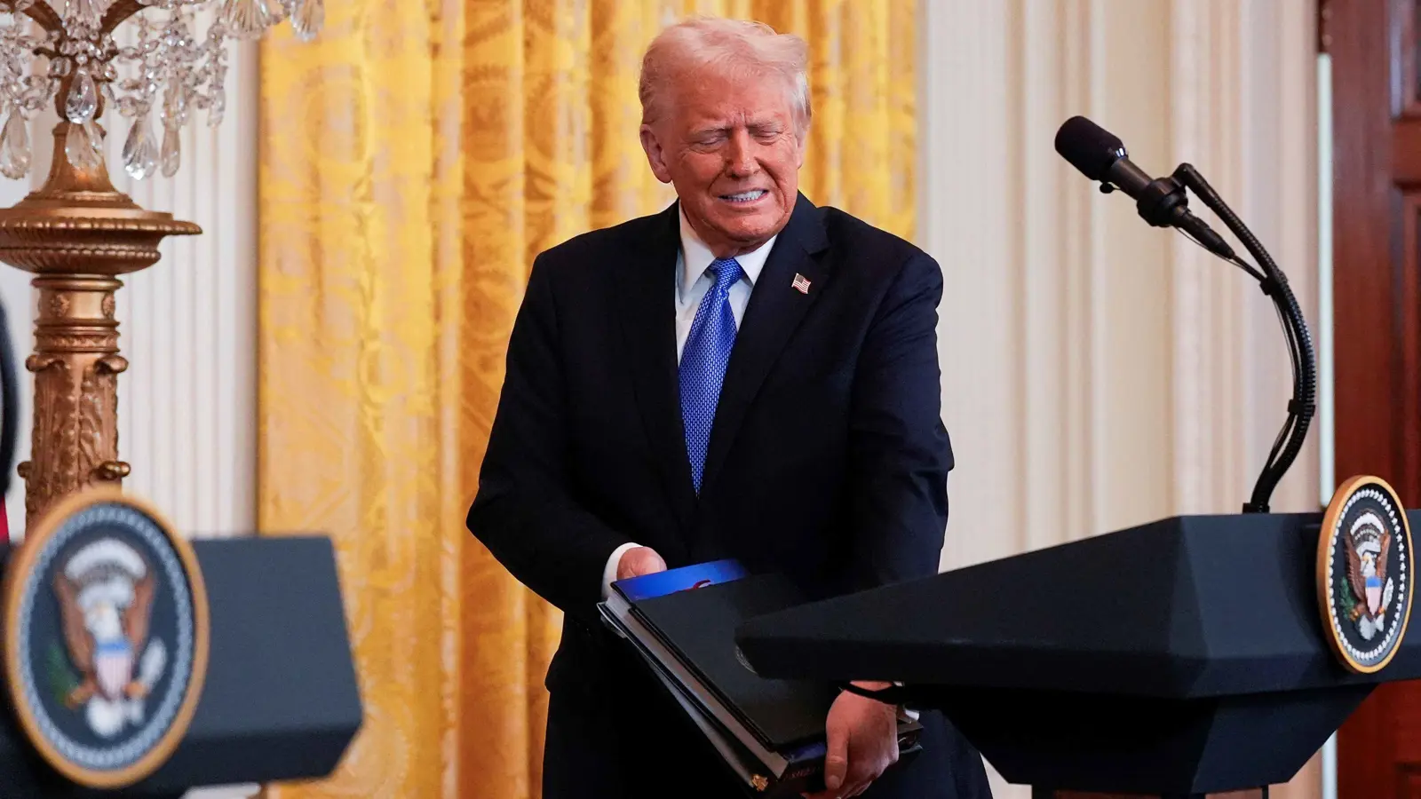 بعدما اعتبرها "صفقة عقارية".. هل تراجع ترامب عن خطة تهجير سكان غزة؟