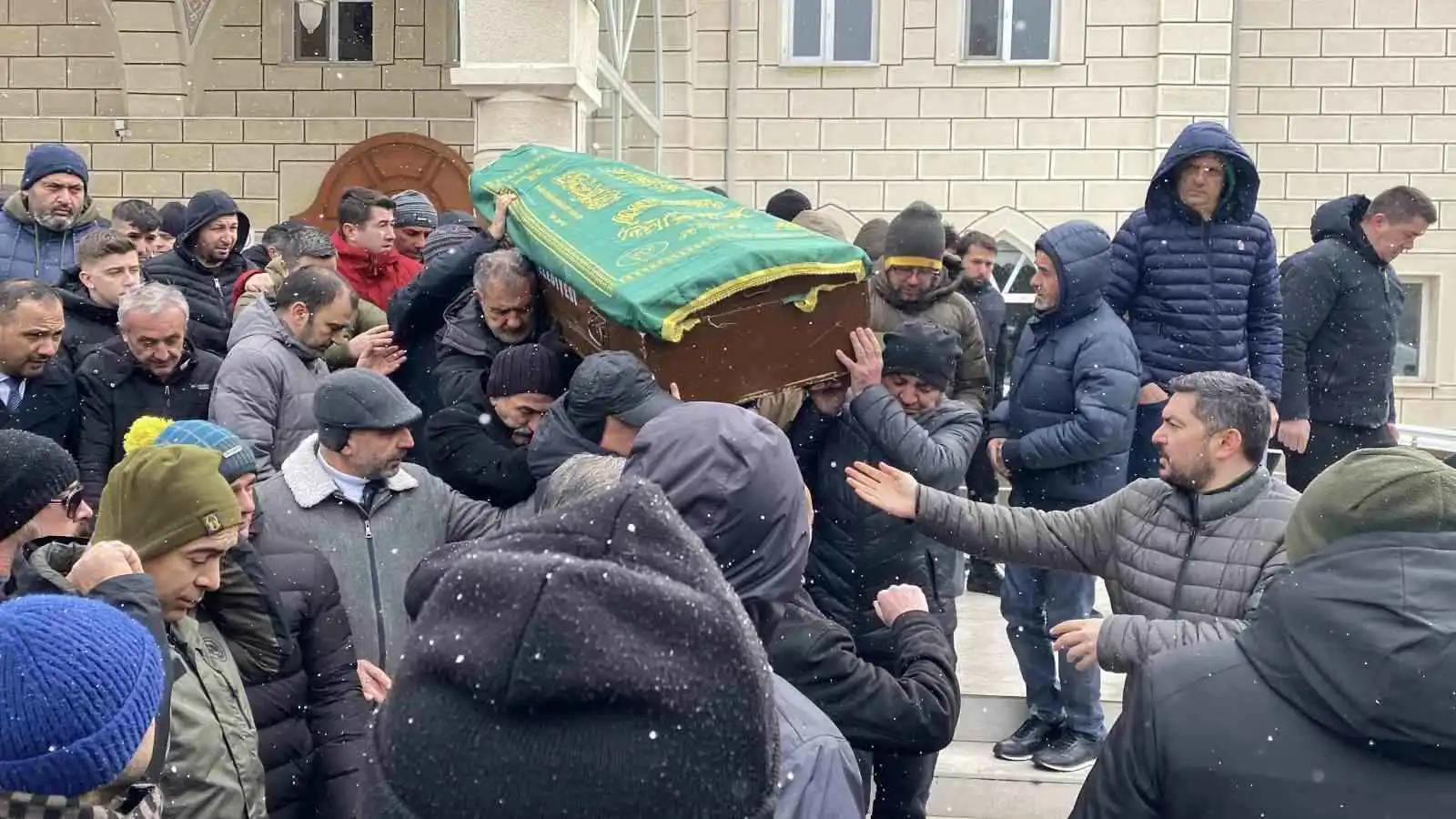 وفاة مؤثرة لأم عند قبر ابنها الشاب بعد أيام من انتحاره (فيديو)