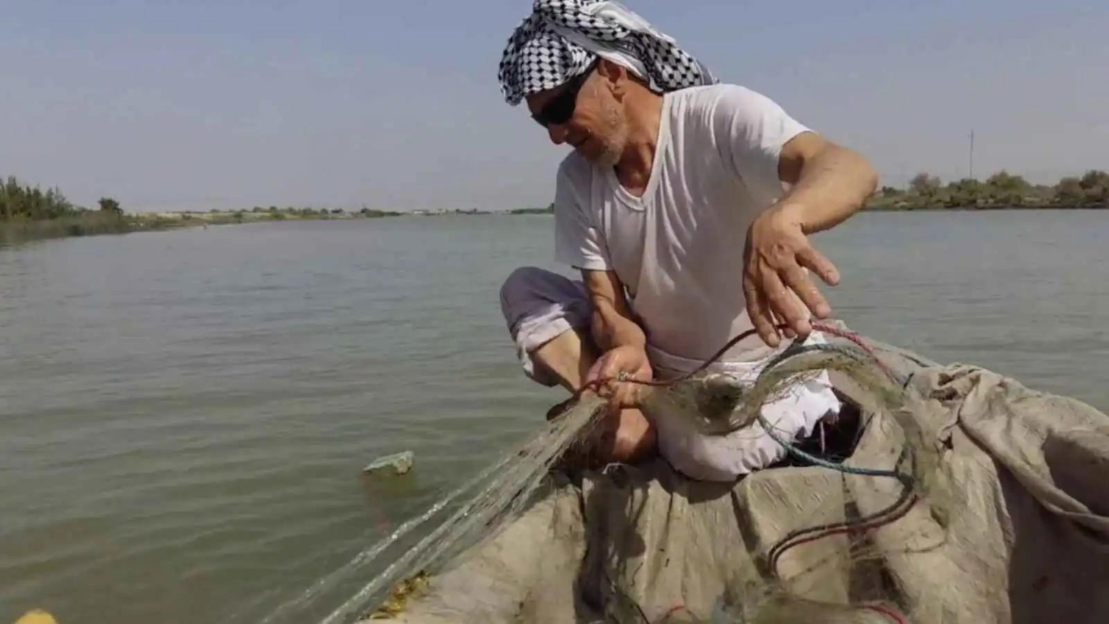 تفاخر صيادين باصطياد دولفين يثير انتقادات في العراق (فيديو)