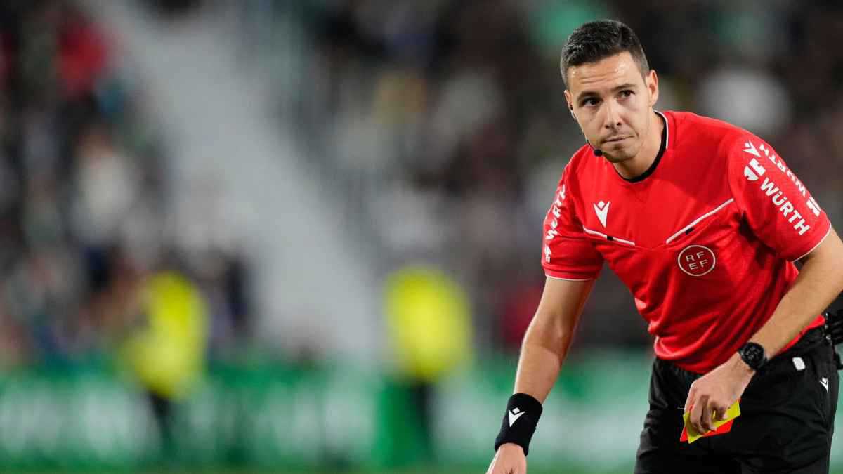 تورط في فضيحة تحكيمية لريال مدريد.. حكم مباراة بيتيس يرعب برشلونة