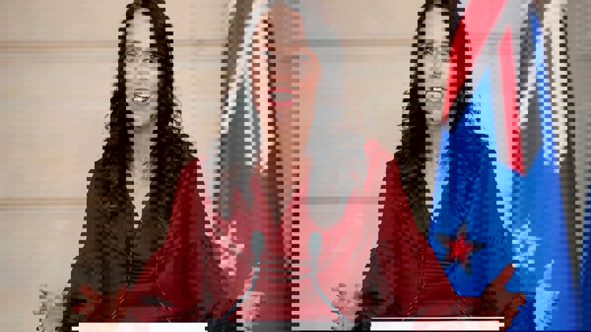 رئيسة وزراء نيوزيلندا تواصل مؤتمرا صحفيا مباشرا رغم وقوع زلزال (فيديو)