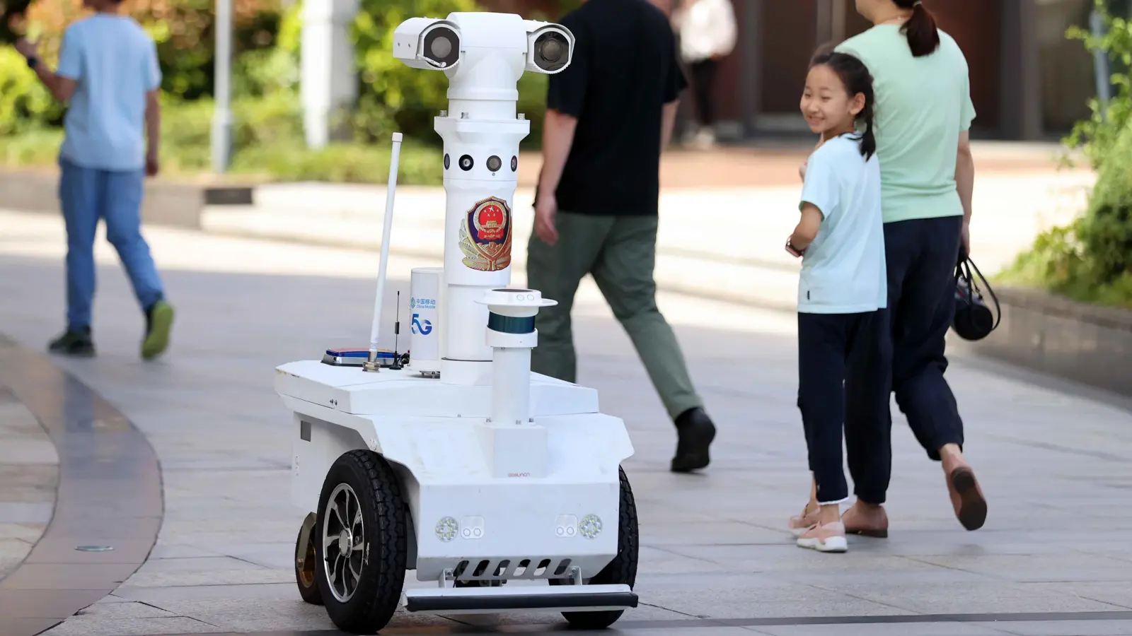 "شرطة الذكاء الاصطناعي" يداً بيد مع الأمن الصيني لمكافحة الجرائم