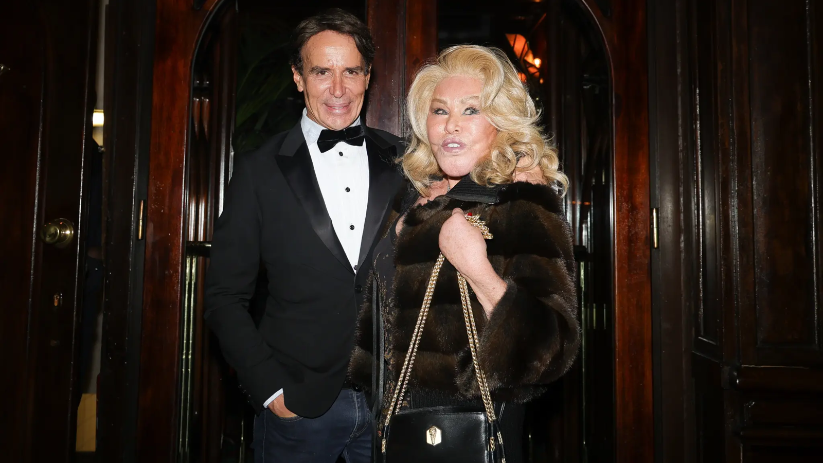 بعد نشر صورة قديمة لها.. "المرأة القطة" تظهر برفقة خطيبها