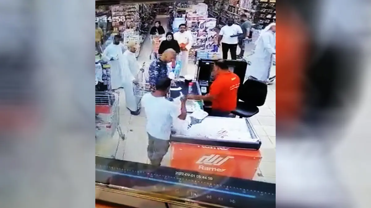 الكويت.. إيقاف رجل أمن استغل مركزه للتعدي على الدور في مركز تجاري (فيديو)‎‎