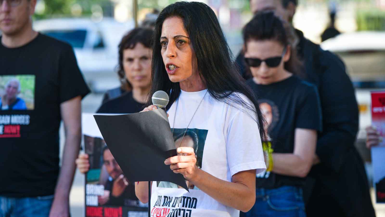 والدة الرهينة متان: نتنياهو سيترك ابني وحيداً في غزة "انتقاماً مني"