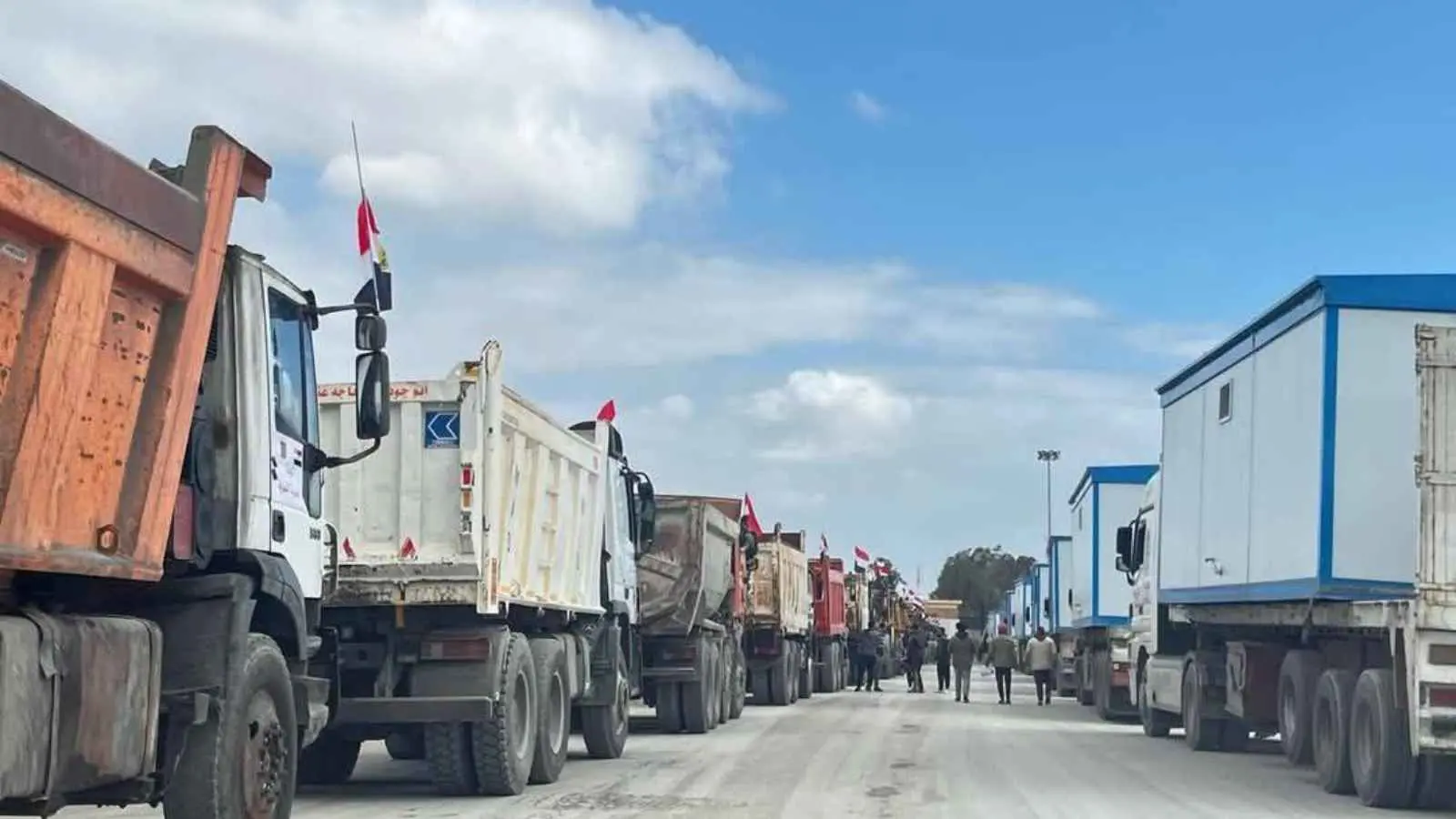 لأول مرة.. إسرائيل تسمح بدخول "منازل متنقلة" وآليات ثقيلة لغزة‎ (فيديو وصور)