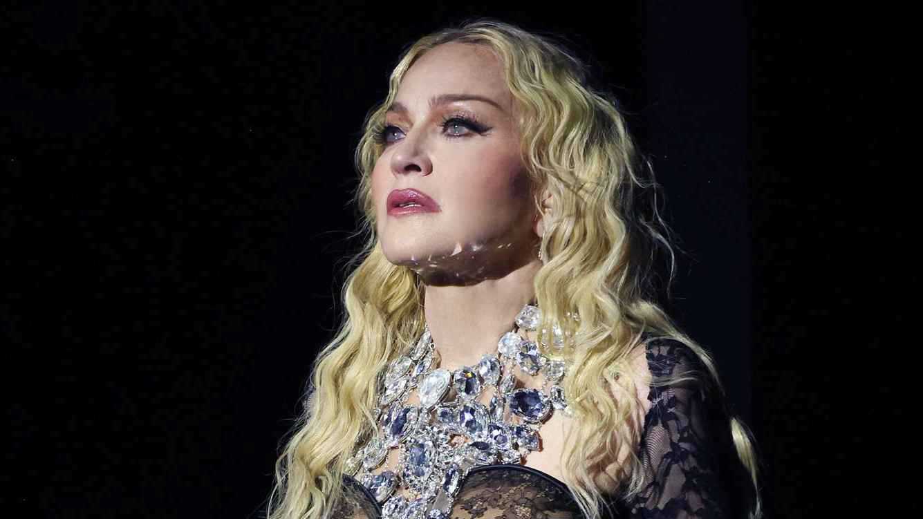 "أفكار انتحارية".. مادونا تكشف جانباً مظلماً من حياتها