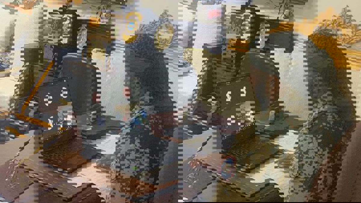 طارق صالح يلتقي مارتن غريفيث عبر دائرة تلفزيونية