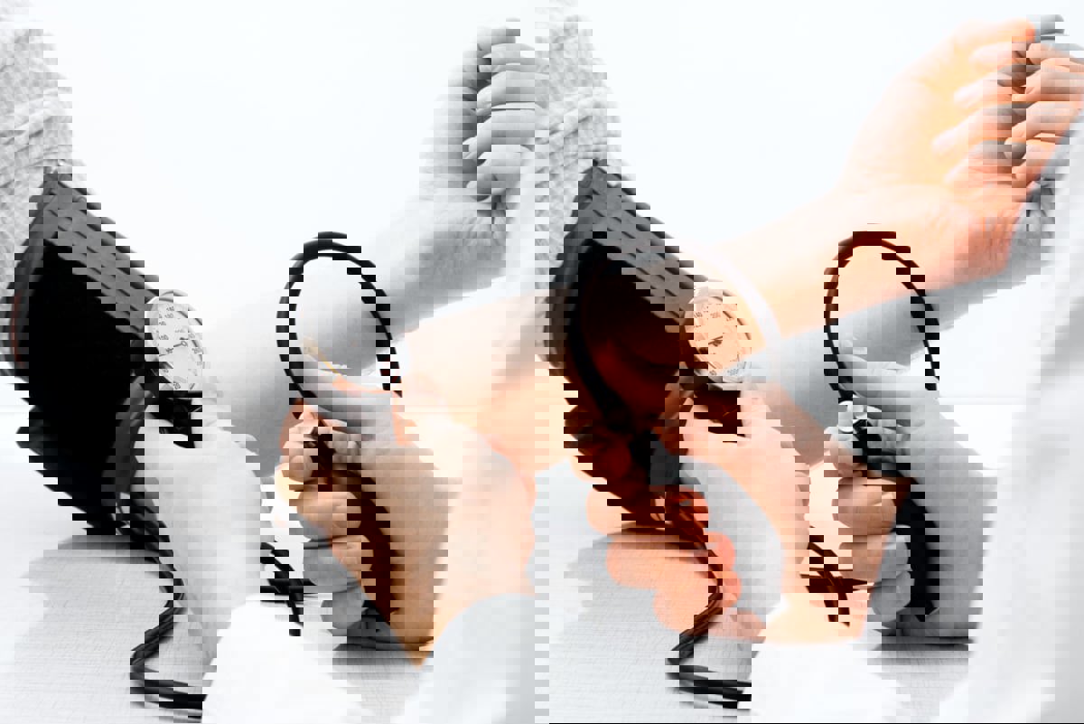 انخفاض ضغط الدم.. أسبابه وأعراضه والعلاجات الطبيعية‎