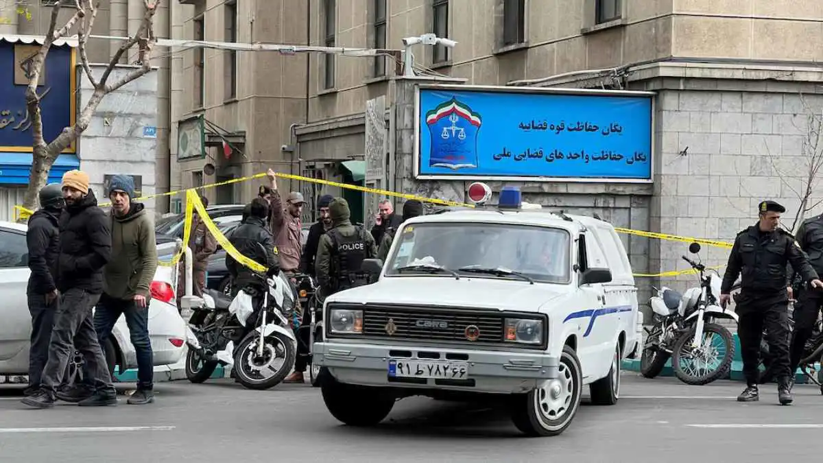 أفراد من الشرطة أمام مبنى السلطة القضائية في إيران