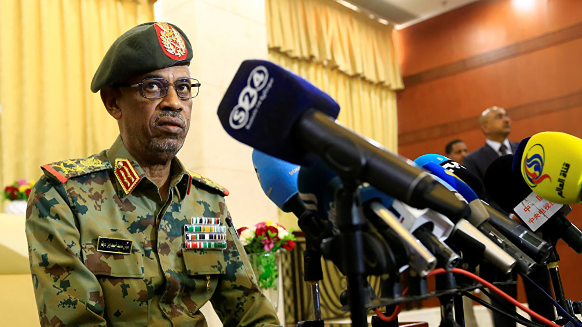 نائب البشير يتوجه إلى القاهرة في أول زيارة خارجية له