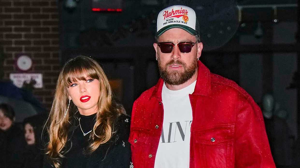 ترافيس كيلسي يستوحي إطلالته من أسلوب تايلور سويفت (صور)