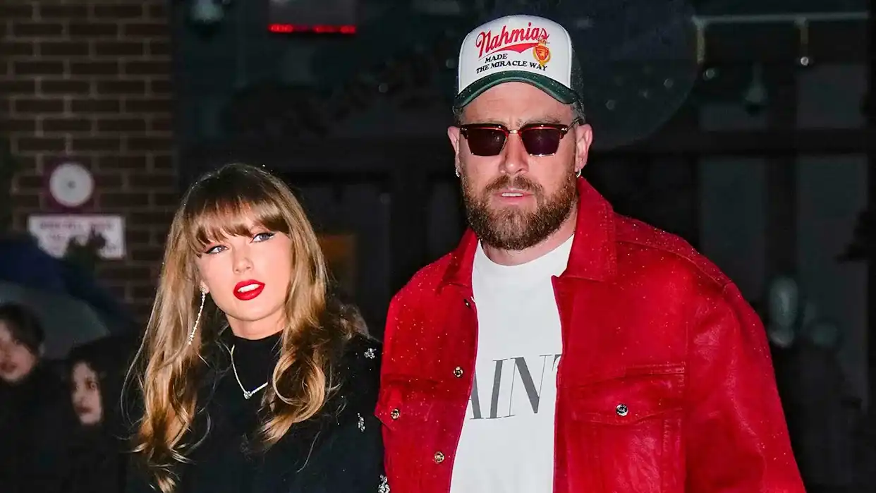 ترافيس كيلسي يستوحي إطلالته من أسلوب تايلور سويفت (صور)