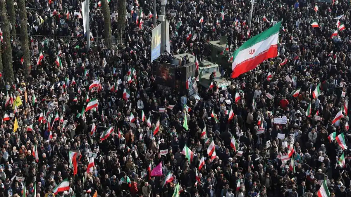 القمع وانشقاقات الحرس الثوري.. تصدعات تُنذر بانهيار "جدار طهران"