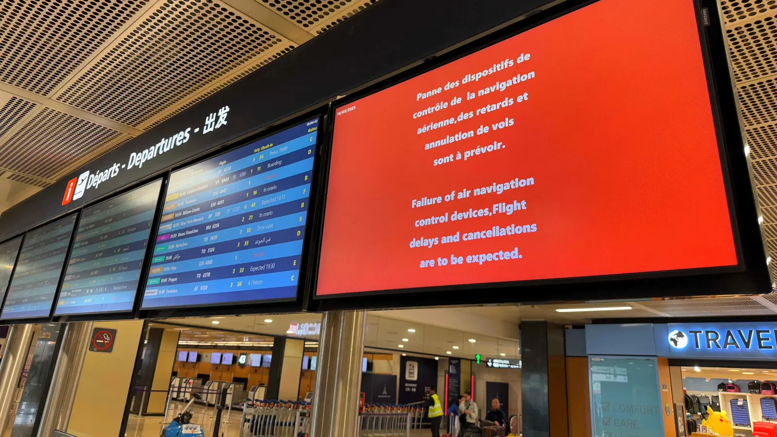 عطل في مطار "باريس أورلي" يلغي 40% من الرحلات الجوية