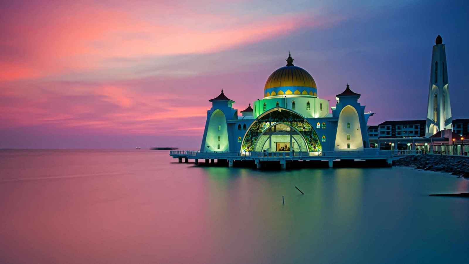 مسجد ملقا.. جوهرة معمارية تعانق الماء