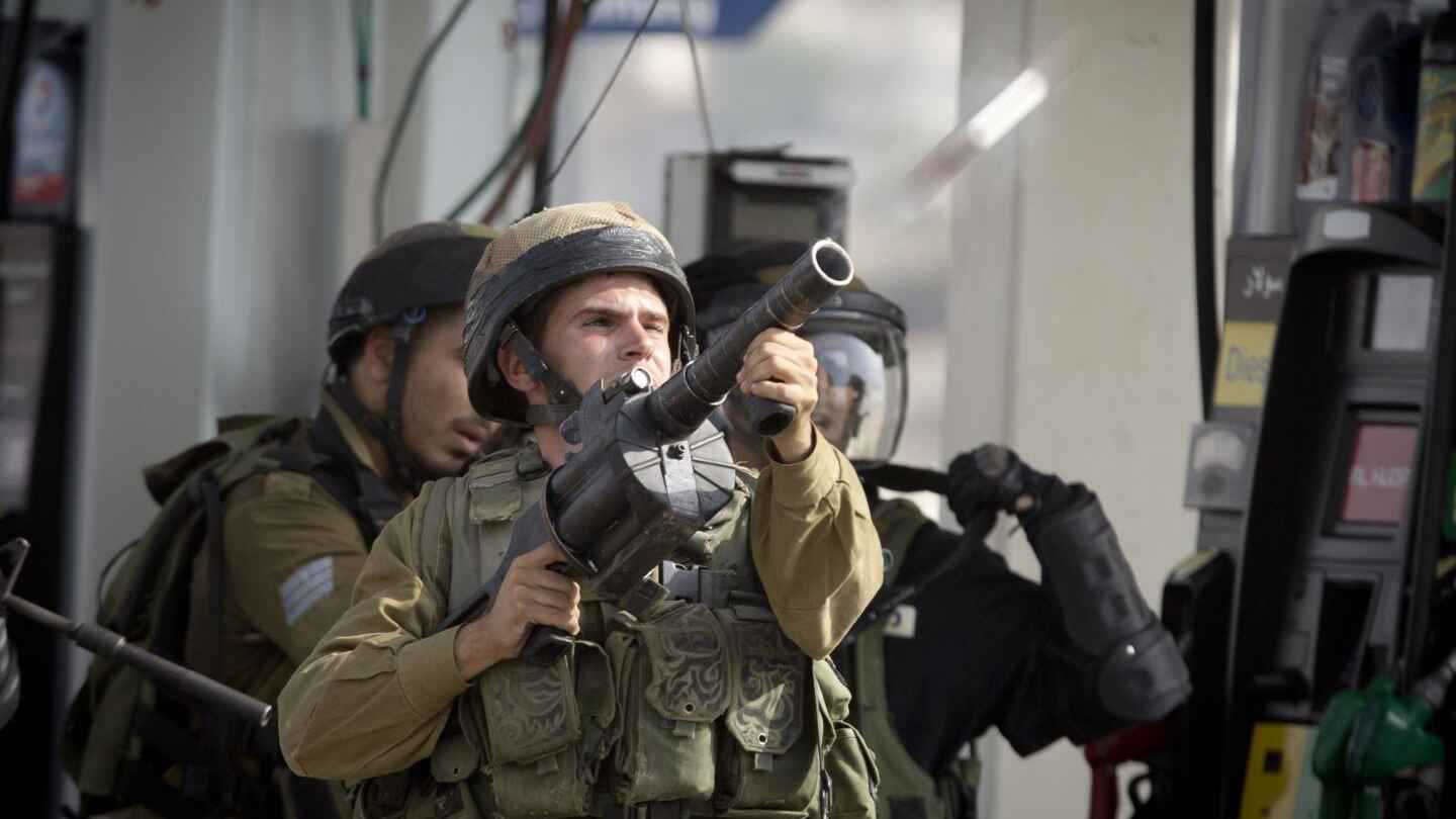 اعتقالات بالجملة وعمليات هدم.. عملية إسرائيلية واسعة في مخيم قلنديا (فيديو)