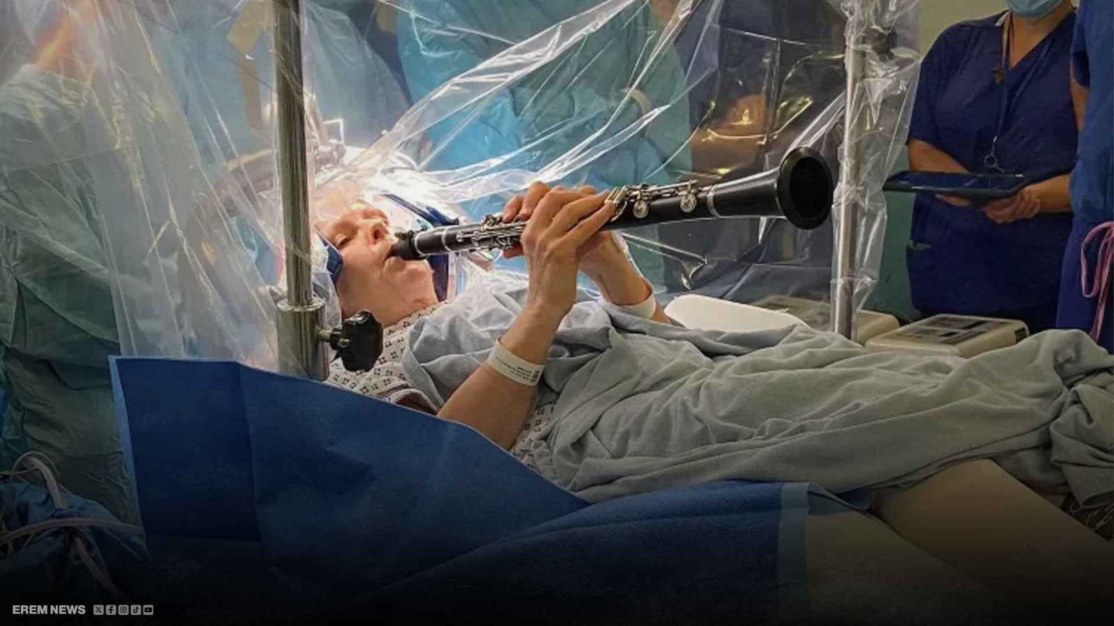 على أوتار الشفاء.. بريطانية تعزف أثناء جراحة في دماغها (فيديو)