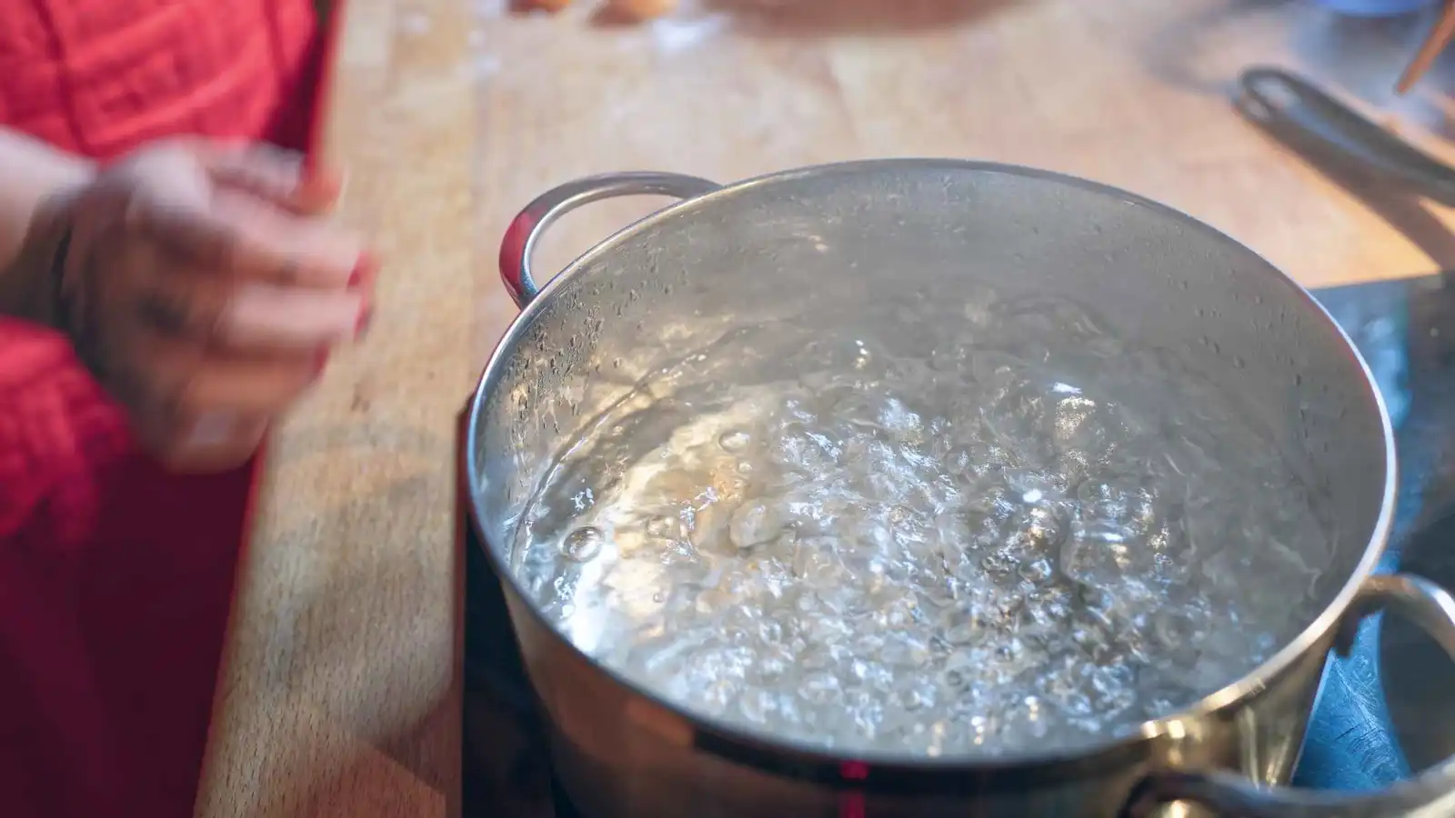 إندونيسيا.. وفاة طفل أجبرته زوجة والده على شرب الماء المغلي