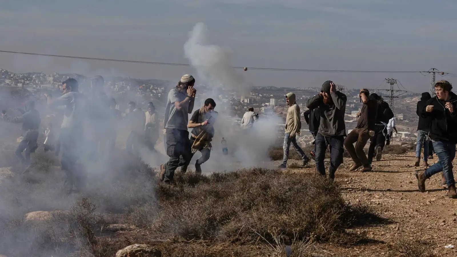 نتنياهو يلتقي مسؤولين بارزين لتقييم "العنف المتصاعد" في الضفة الغربية