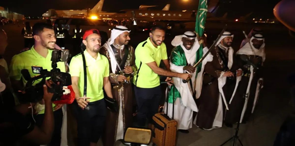 استقبال رسمي حاشد لنادي الزمالك فور وصوله للسعودية ولاعبو الأبيض يرقصون "العارضة" (صور)