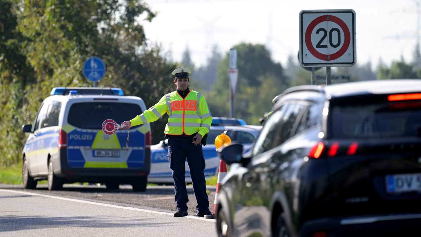 75 عاماً من سياسات الهجرة.. ألمانيا من حق اللجوء إلى مراقبة الحدود