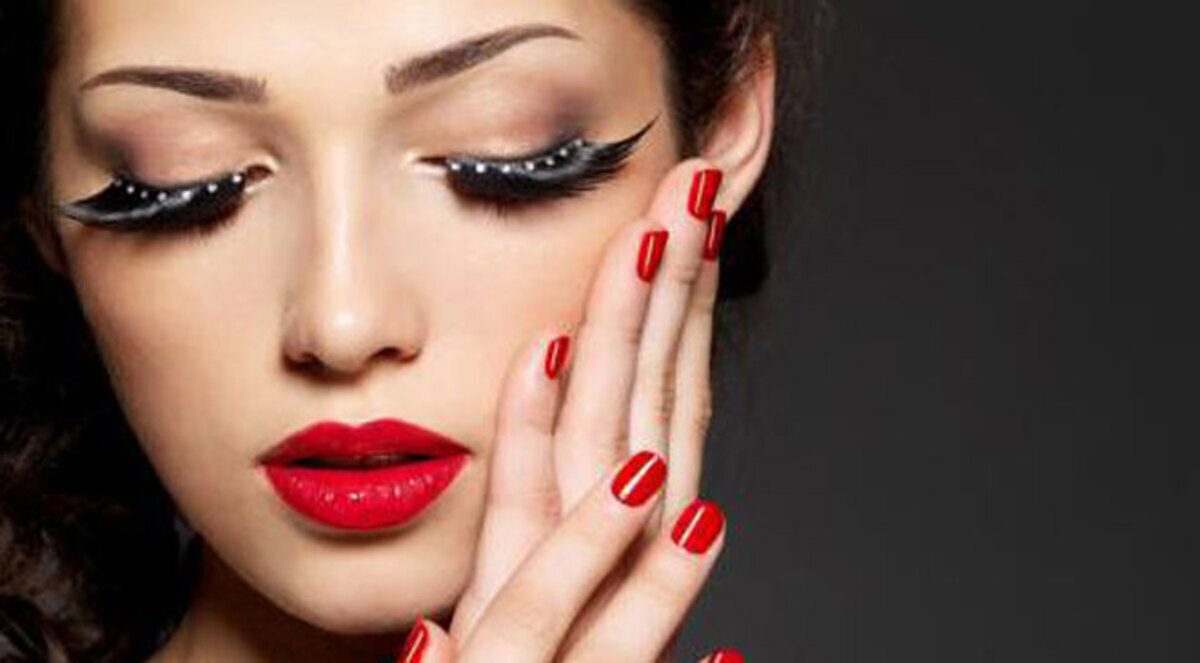 طريقة سهلة لتركيب الرموش الاصطناعية