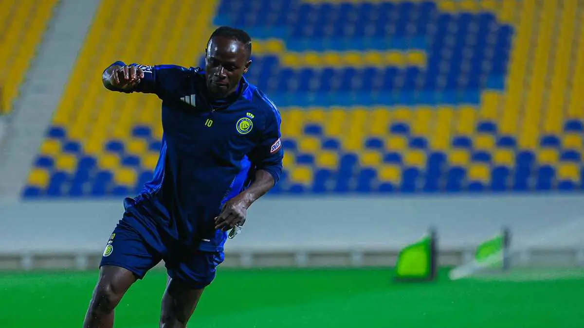 ساديو ماني يؤدي مناسك الحج (فيديو)