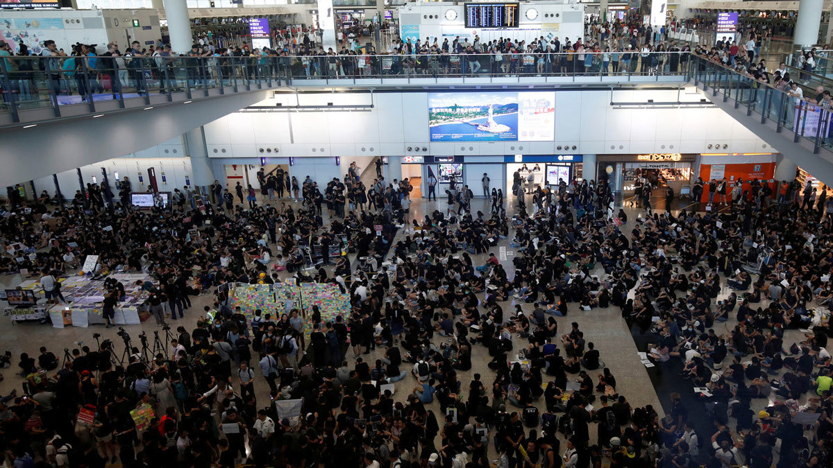المحتجون يجتاحون مطار هونغ كونغ وشركات العقارات تدعو للهدوء