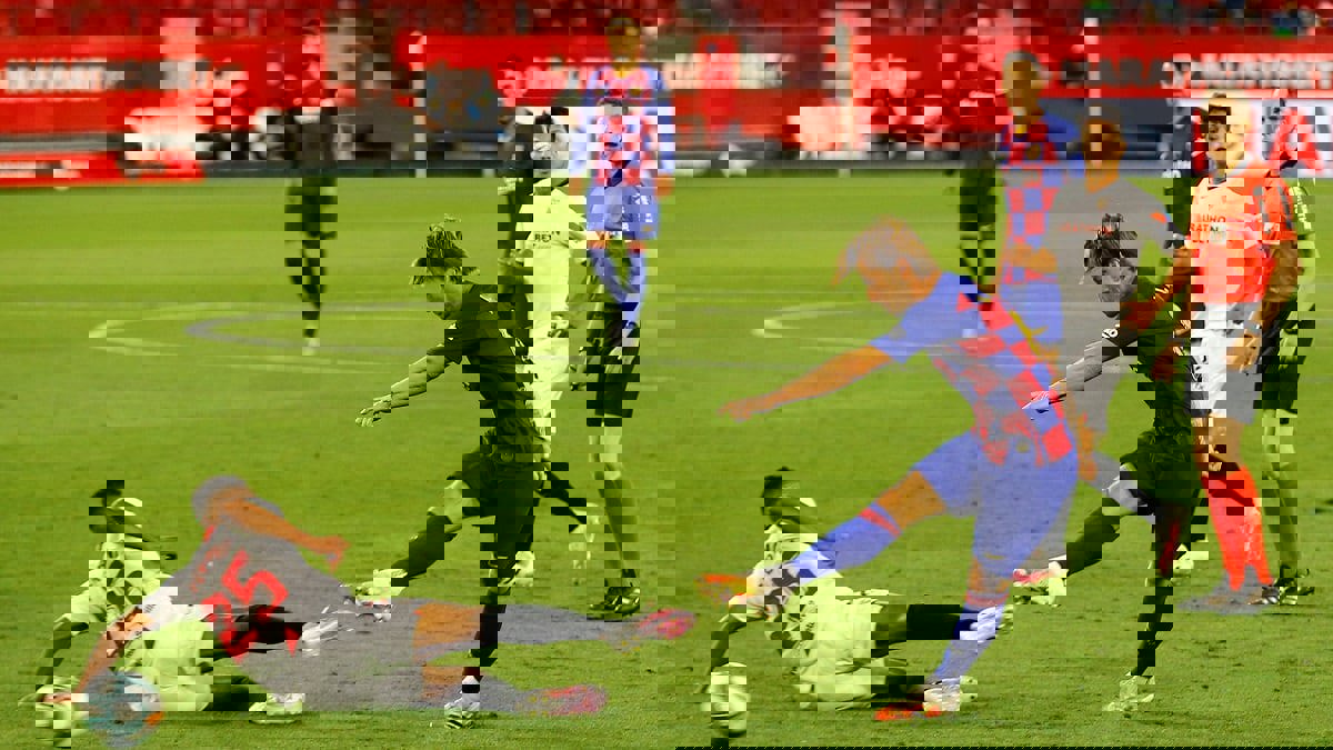 إشبيلية يفرض التعادل على نادي برشلونة في الدوري الإسباني (فيديو)