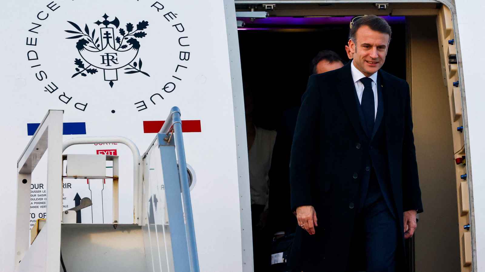 ماكرون يصل بيروت (صور)