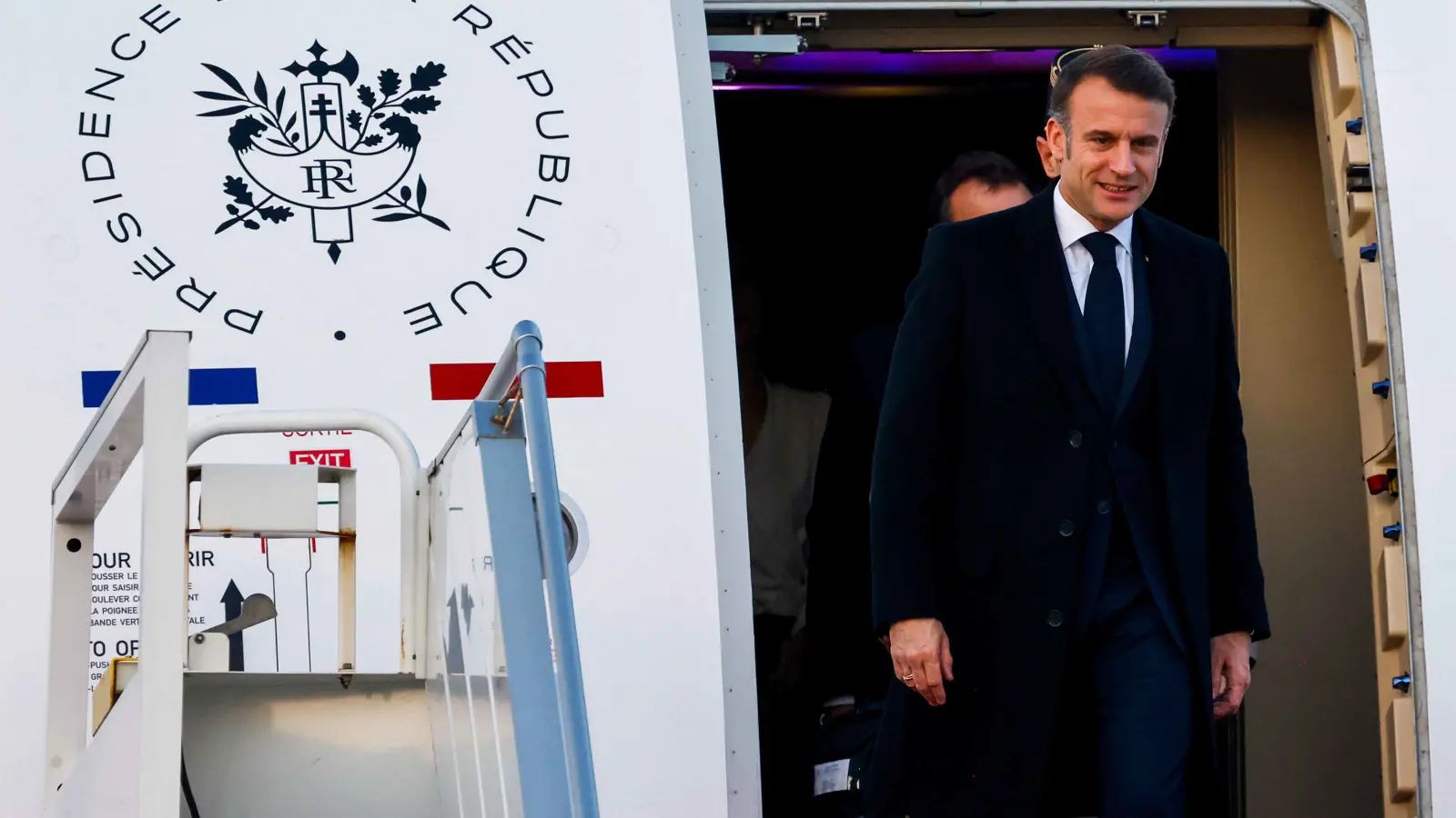 ماكرون يصل بيروت (صور)