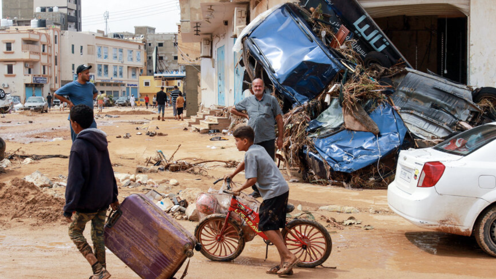 دفنها الإعصار دانيال.. ليبيون يكتشفون سيارة ويفتقدون أصحابها (فيديو)