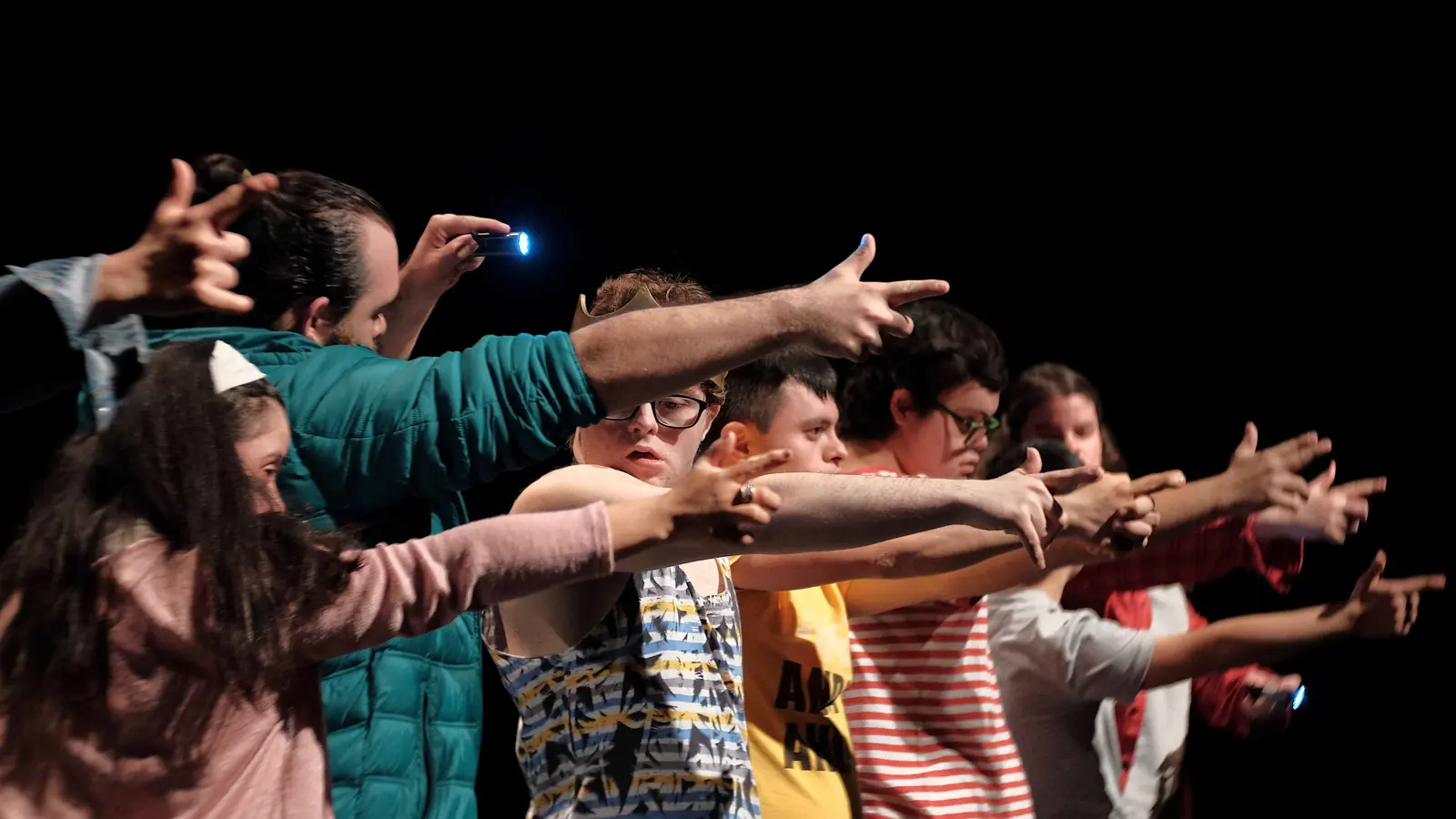 مصابون بمتلازمة "داون".. فرقة بيروفية تقدم عرضا مذهلا لمسرحية "هاملت"