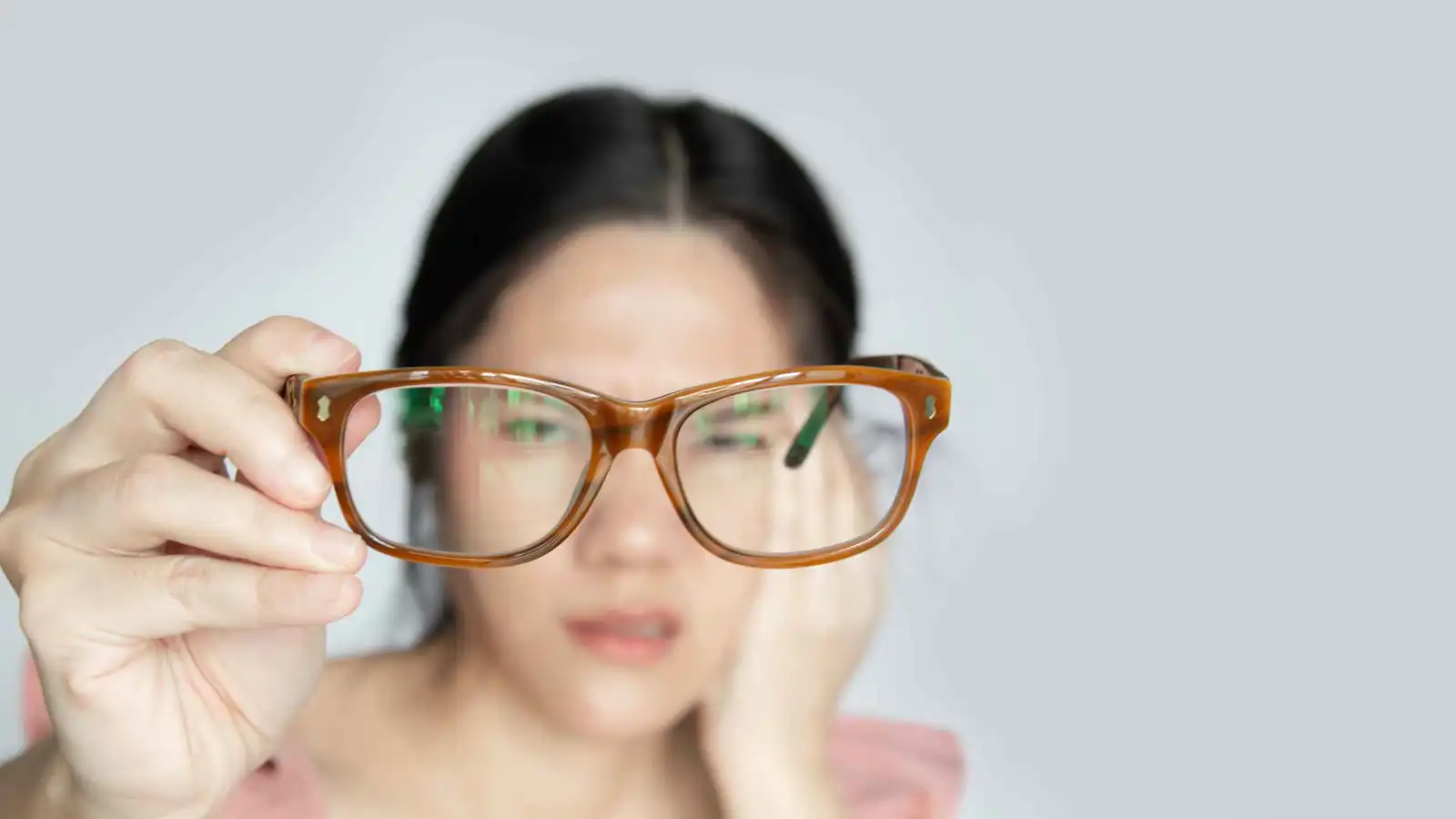 هل "ارتداء النظارات" يُضعف البصر؟