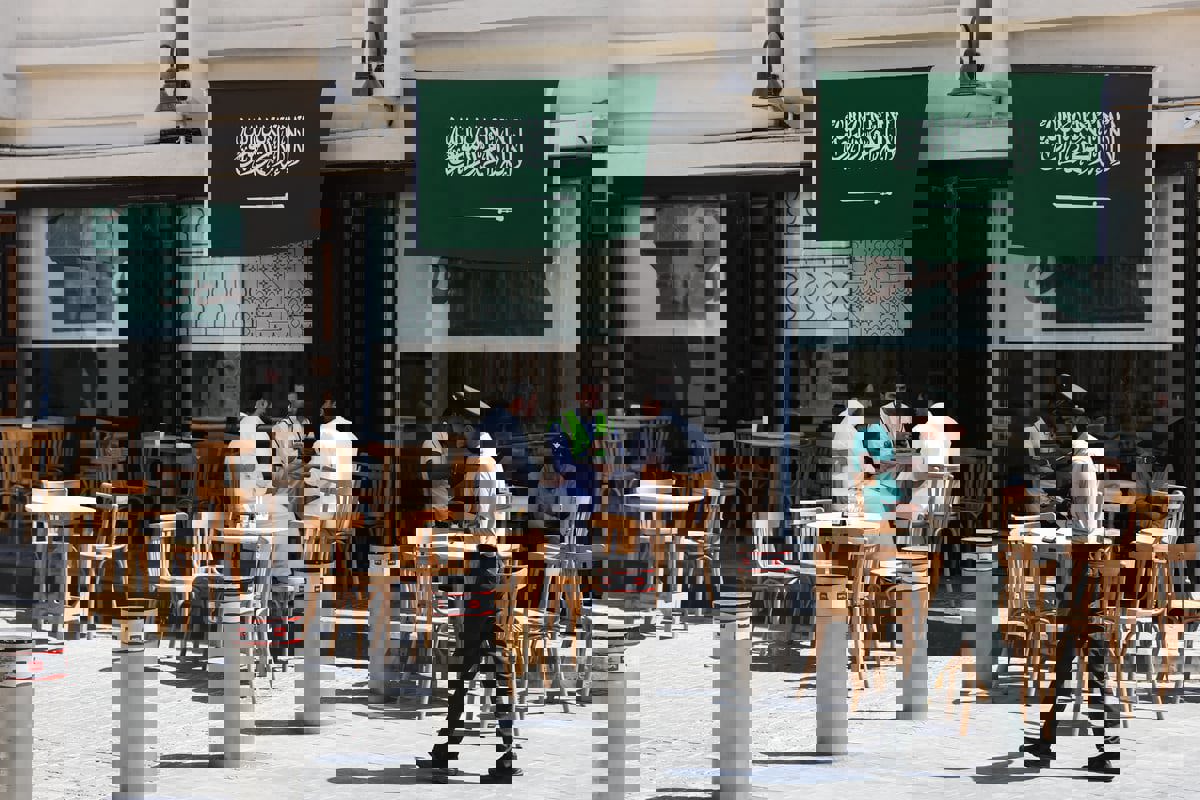 السعودية تسمح ببيع الكتب في المقاهي ومحلات الورود