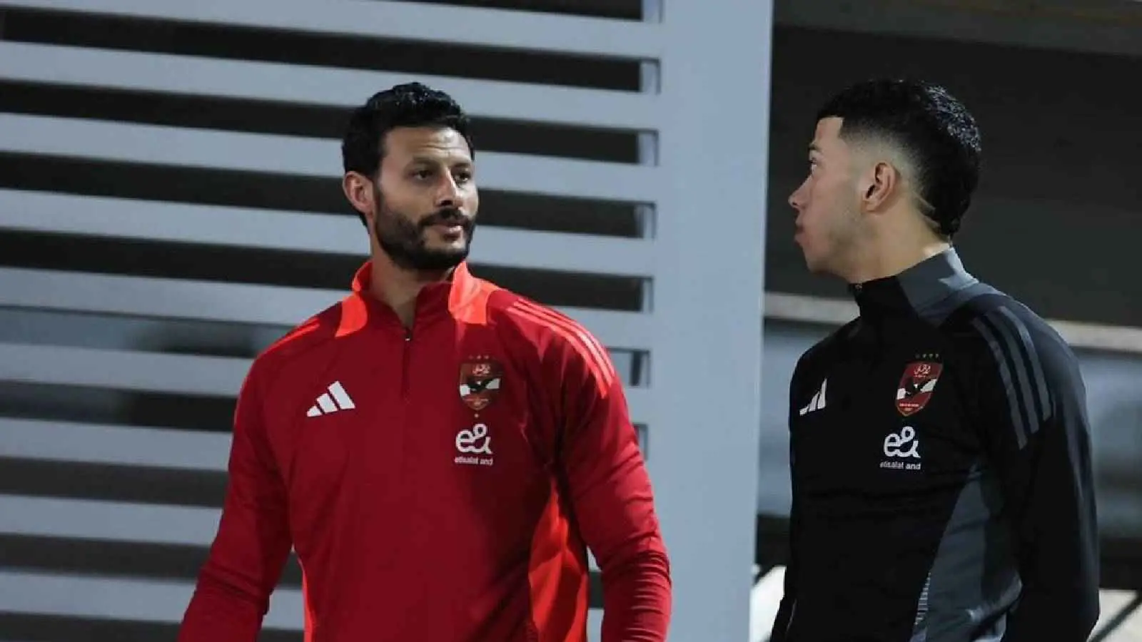 لحظة الصلح بين محمد الشناوي وإمام عاشور في مران الأهلي المصري (فيديو)