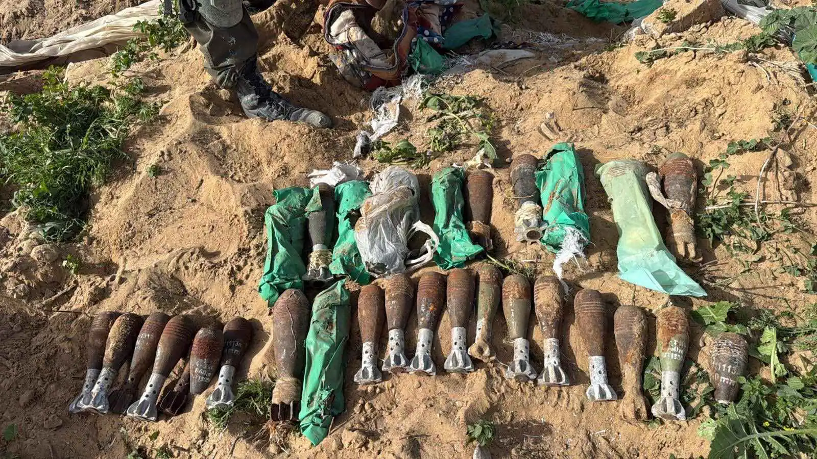 الجيش الإسرائيلي: العثور على قذائف هاون في أكياس مساعدات لـ"الأونروا" (فيديو)