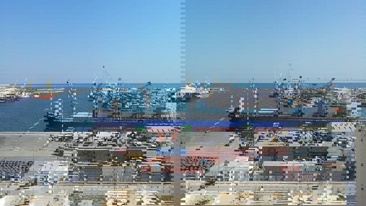 باخرتا حبوب عالقتان في ميناء تونسي بسبب عدم دفع مستحقات