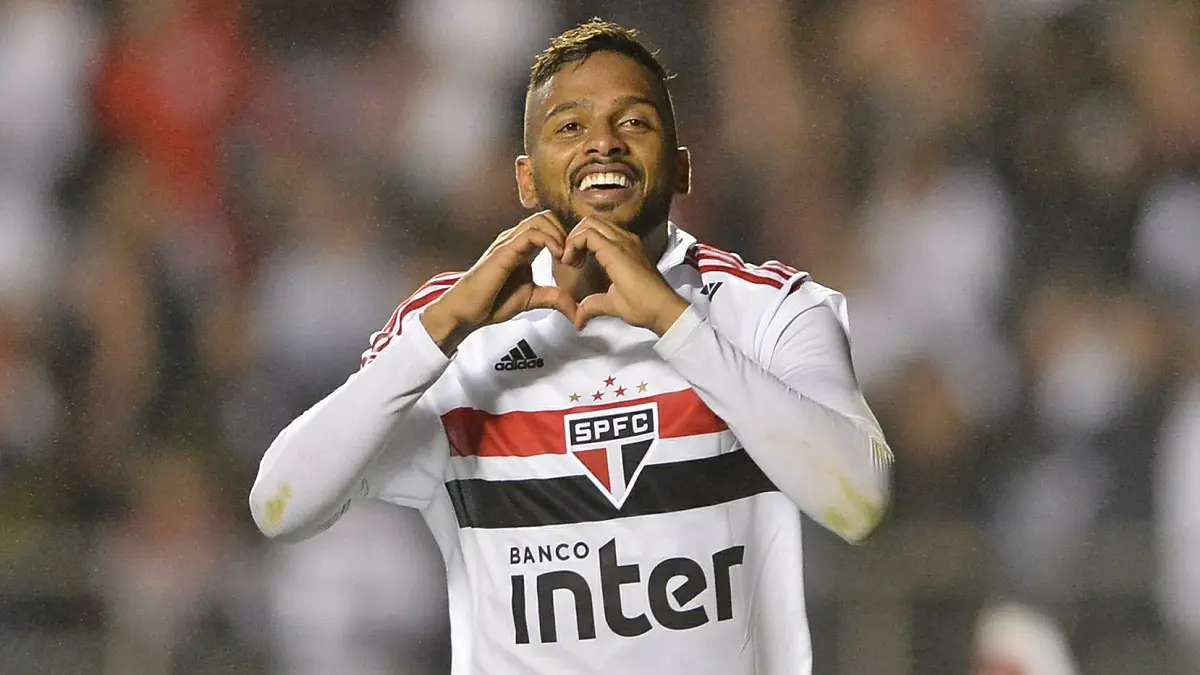 النادي الأهلي السعودي يقدم عرضًا جديدًا لساو باولو لضم رينالدو